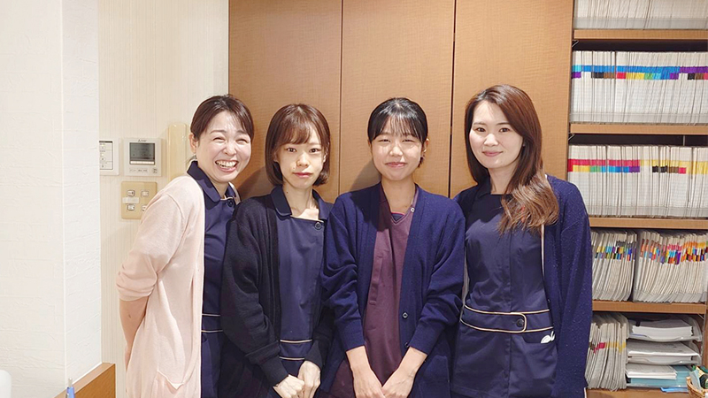 杉山歯科外観サイズスタッフ02